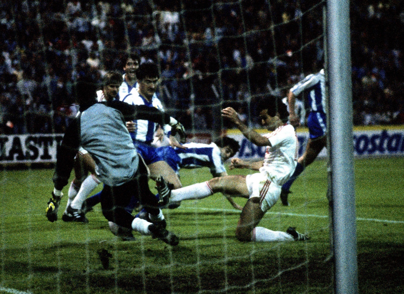 Tita trifft für Leverkusen im UEFA-Cup-Rückspiel gegen Espanyol Barcelona. Bayer holt den Titel 1988. Foto: Imago Images