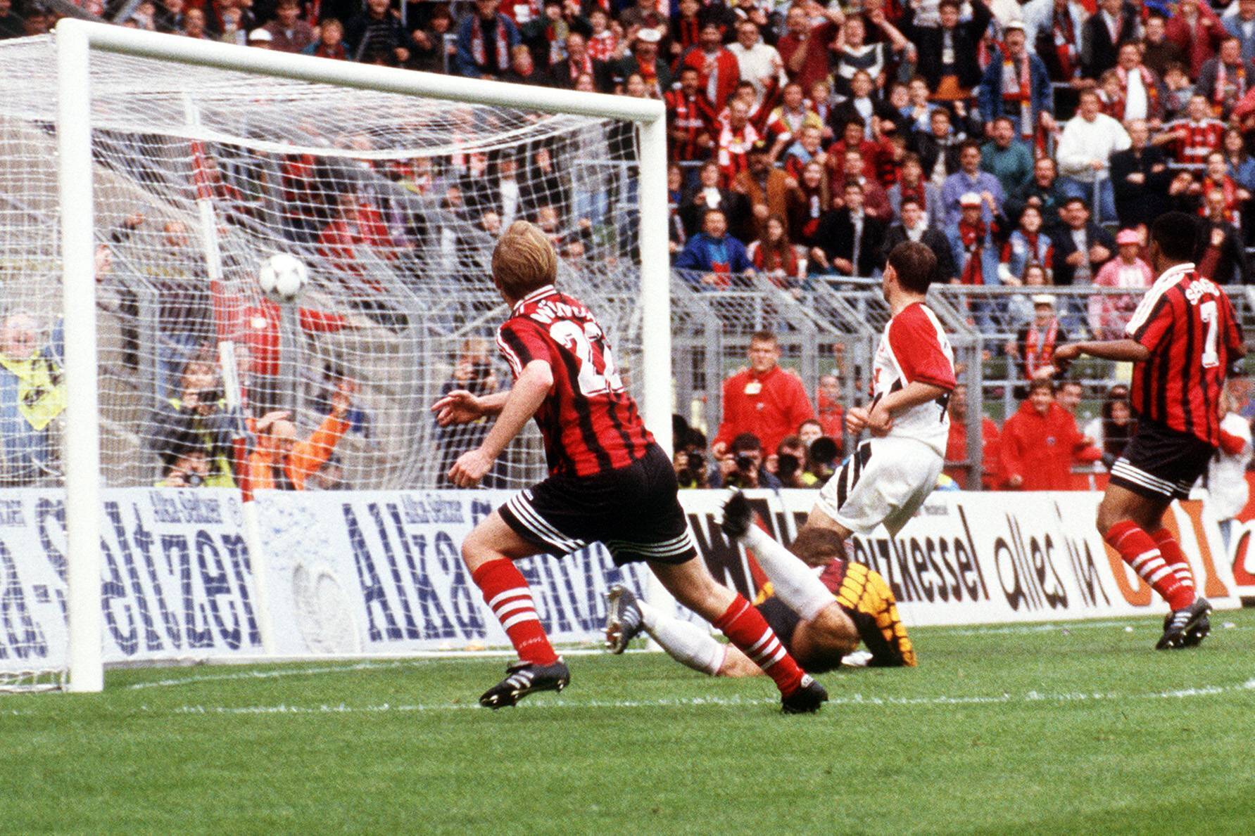 Markus Münch rettet Bayer Leverkusen im Mai 1996 vor dem Abstieg. Foto: Imago Images/Sven Simon